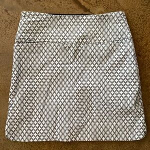 S.C.‎ & Co. black and white geometric print stretch flat front skort